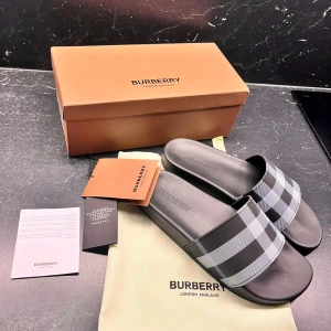 Burberry Tofflor Slides - Burberry tofflor i storlek 45, använda 1 gång endast och ångrar mitt köp.