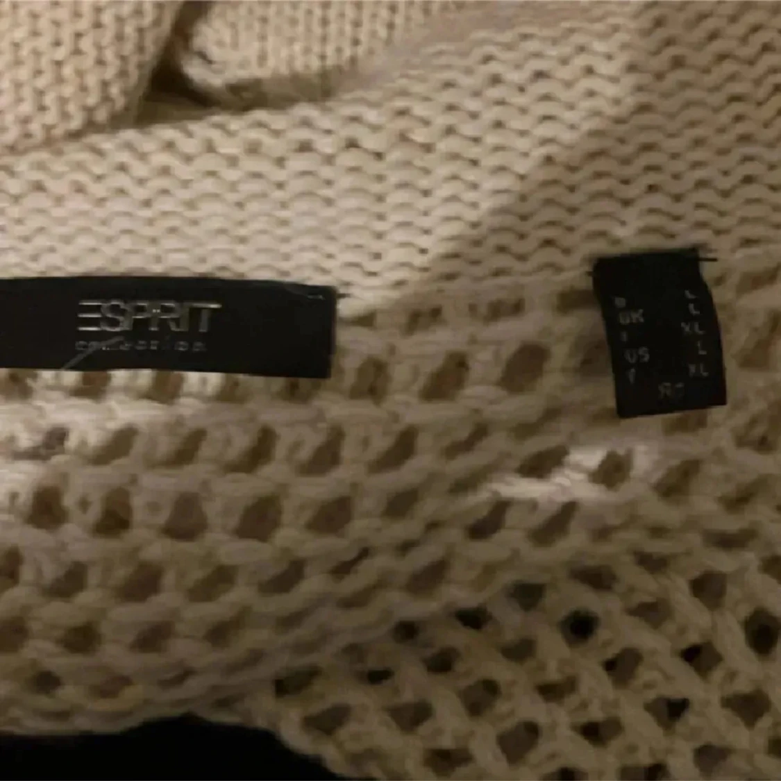 Beige stickad offshoulder-tröja - 4