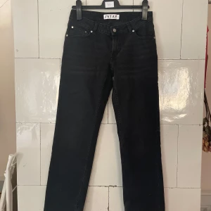Svarta jeans från Stay, storlek S - Svarta jeans från Stay i klassisk femficksmodell. Jeansen har raka ben och låg midja med en normal passform, tillverkade i bomull med lite stretch för extra komfort. Snyggt minimalistiska och passar perfekt till en avslappnad stil.