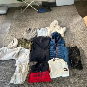 Märkeskläder  - Säljer ett gäng kläder då vi ska flytta o rensar lite, dem är från bland annat Hugo boss, Ralph lauren och Lacoste i strl S-M  2 Hugo boss sweatshirts som är uppe i vänster.  1 tunn jacka från Ralph Lauren i barn XL sitter som S 1 Lacoste Piké S 1 lyle Scott väst S 1 stickad Tommy hilfiger. 1 gant quarter zip. 1 mjukis byxor från glorious gangsta 2 hoodies from hm i M 1 sweatshirt från Hm 1 par linnebyxor från Hm Säljer helst allt tillsammans då är priset 550 kan förhandla vid snabb äffär