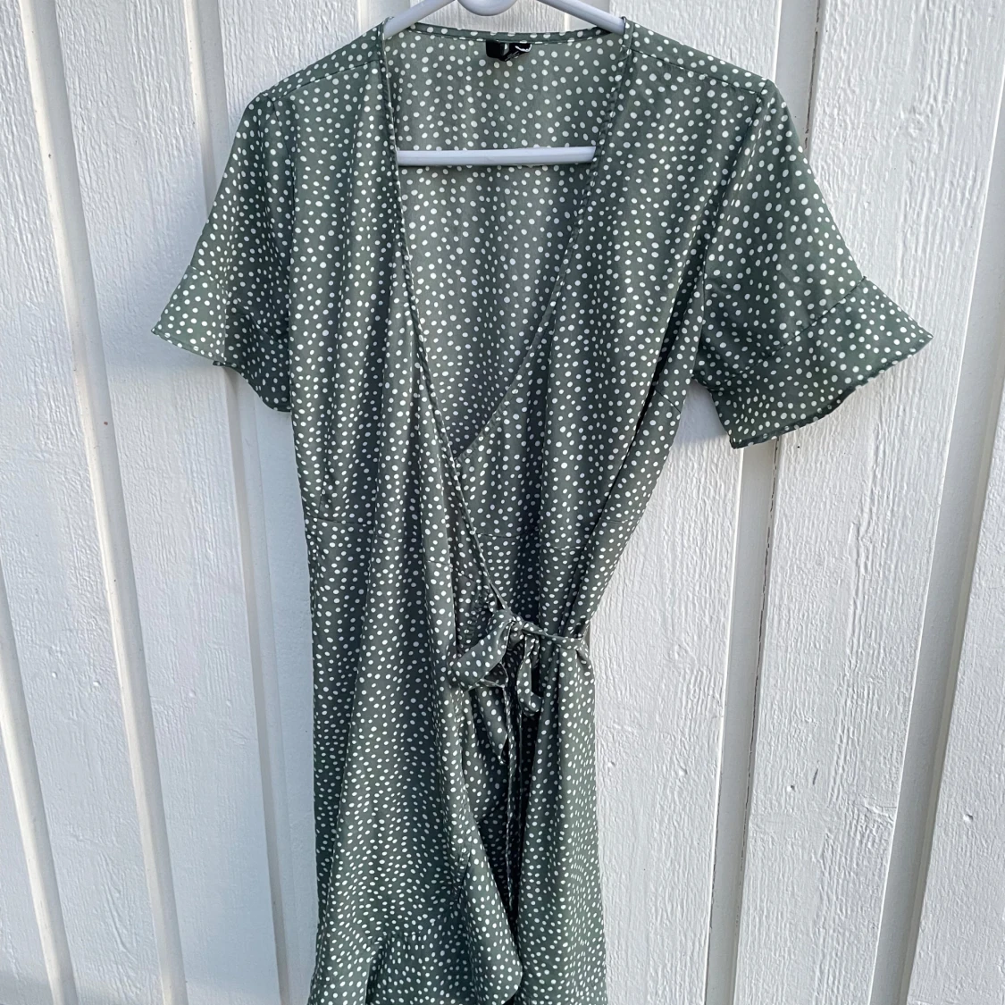Grön prickig omlottklänning med knyt - 1