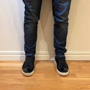 Lanvin skor - Svarta Lanvin skor med glans, storlek 42 (UK 8). Nypris: 4499kr. Vårt pris: 2499kr. Hör av er vid frågor/fler bilder! (No box)
