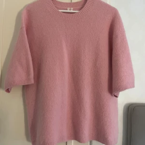 Arket stickad tröja - Mysig rosa stickad tröja i storlek M med korta ärmar. Använd endast en gång, nypris 790kr, kan gå ner i pris vid snabbaffär💕