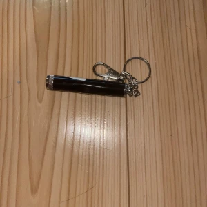 Laservalo - Kissan laservalo lelu. Tämän saa vaikka avaimenperään kiinni. Saa vaihdettua erilaisia laserkuvioita: perhonen, hymiö, tähti, hiiri, piste. Eläintalous MMM, lisätietoja saa kysymällä Katso myös muut ilmoitukseni Tarjoa 