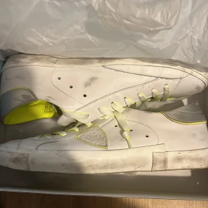 Phillipe model sneakers - Kvitto, Originalbox samt påse inkluderad. Skicket är 9,5 (slitaget är en del av designen jag har endast använt den en gång. Nypris 4500kr.