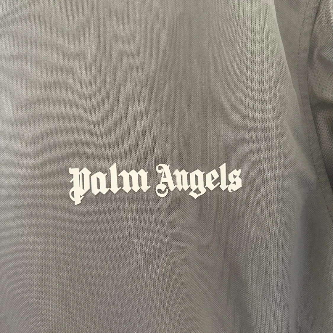 Palm Angels grå vindjacka med vita ränder - 2