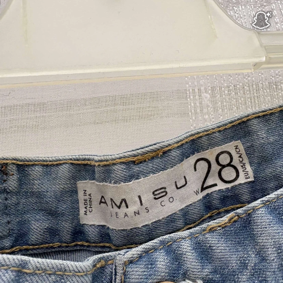 Ljusblå slitna jeans från Amisu - 1