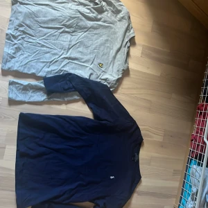 Två långärmade tröjor från Lyle & Scott och Ralph Lauren - Säljer två stilrena långärmade tröjor. En grå från Lyle & Scott med gul logga på bröstet och en marinblå från Ralph Lauren med vit broderad logga. Båda är i mjuk bomull och har klassisk passform. Perfekta för lager-på-lager och chill vardagsstil. Det är för 14-16 år så runt 160 ca. Säljes för 300 Ralph lauren och 150 lyle and scott.