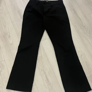 Kostymbyxor - Trendiga kostymbyxor från bik bok i storlek 38💕💕