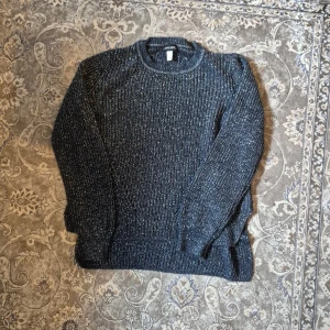 Glittrig tröja - Säljer en mörkblå stickad tröja💖💞