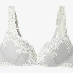 Intimissimi bh - Superfin grå intimissimi bh med vita spetsdetaljer och blommigt mönster. Kuporna är vadderade och täckta av spets, och axelbanden har också spets längs hela bandet. Storlek 75B ❣️