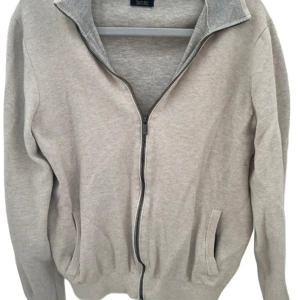 Zip cardigan frånMassimo Dutti  - Fin stickad hel zip från Massimo Dutti i storlek M