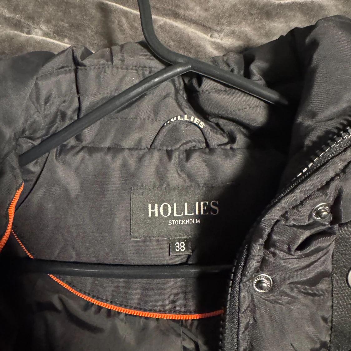 Svart pufferjacka från Hollies - 1