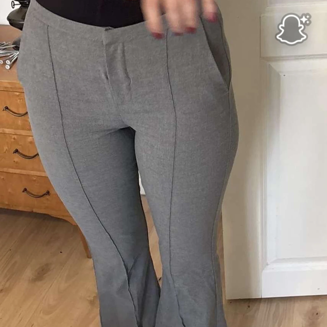 Grå bootcut kostymbyxor