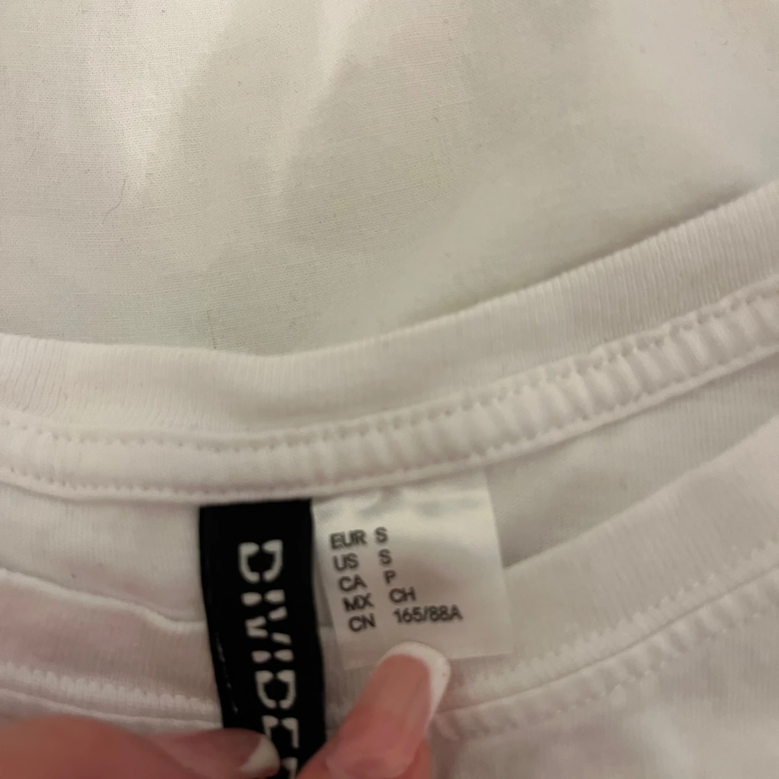 Vit t-shirt med svart rosett från Divided - 1