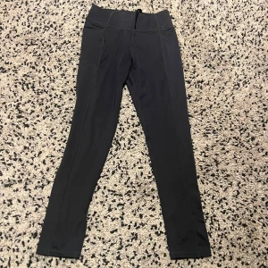 Mörkgråa leggings från Ellos - Alldeles nya Mörkgråa leggings från Ellos i stretchigt och mjukt material. Hög midja med bred linning och diskret snörning på insidan. Perfekta för träning nu när det börjar bli höst,🍂😍sitter tajt och följer kroppen. Snygga sömmar längs benen för en clean look. 👌plast saken sitter kvar på midjan eftersom de alldrig har kommit till användning😌