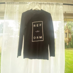 5 olika sweatshirts  - 5 olika typer av hoodies med olika märken på alla. Säljes som paketpris för 100kr