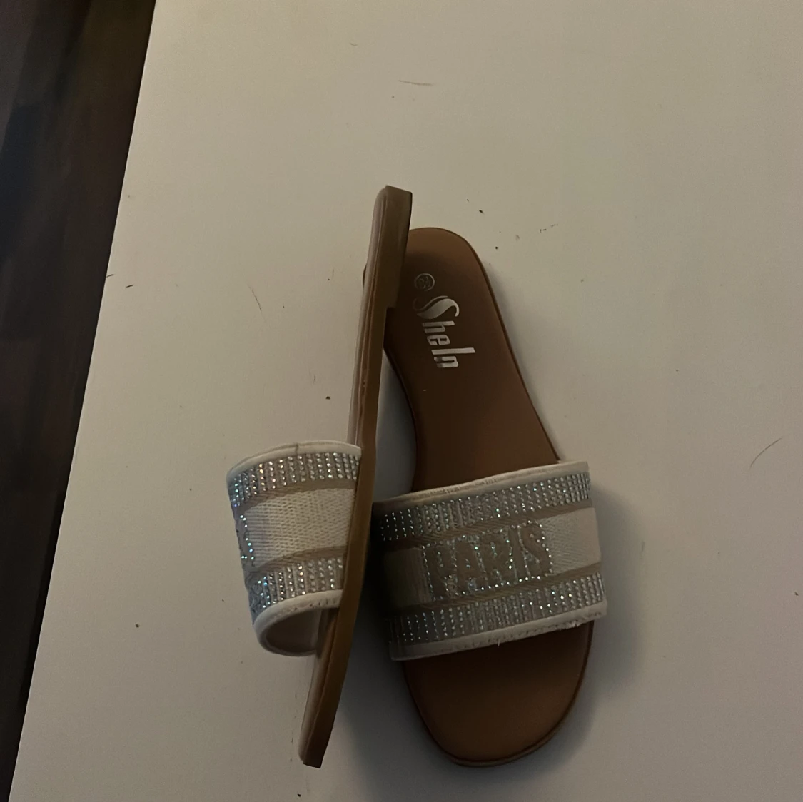 Vita sandaler med strass och text - 2