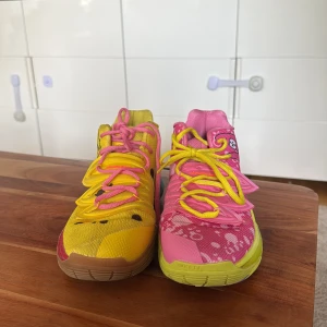 KYRIE IRVING BASKET SKOR FÖR BILLIGT PRIS storlek 39! - Äkta kyrie irving limited edition  skor finns inte någon annan stans för bara 850!!   Spongebob och patrick  basket skor men kan användas som innehus skor också