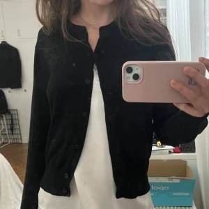 Kofta - Fin svart kofta med knappar! Fint skick 🩷