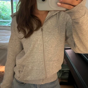 Ljusgrå zip-up med huva - Snygg ljusgrå zip-up med huva 🩶