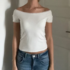 Vit offshoulder topp med spetskant - Superfin ofshoulder top från lager 157 med en superfin spetskant vid nyckelbenen runt kanten av tröjan💕 Har använts cirka 4 gånger och säljer för att jag inte använder längre. Priset kan diskuteras💕