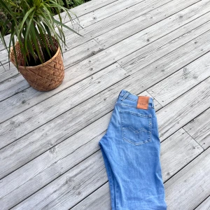 Replay ljusblå jeans straight fit - Säljer ett par ljusblå jeans från Replay med klassisk femficksdesign och raka ben. Jeansen har en snygg läderpatch med Replay-logga bak i midjan och är tillverkade i mjukt denimtyg. Perfekta för dig som gillar en clean och tidlös look. Använda max 5 gånger, inköpta på jeansbolaget för 1.300 mitt pris 495kr.✅Hör av dig vid frågor. Priset ej hugget i sten.