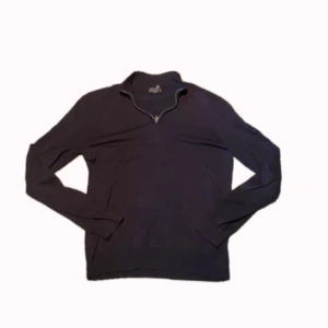 Hm halfzip - Hm halfzip i mycket bra skick inte använd så mycket, i mörkblå färg och najs passform, hör av dig om du har några frågor eller funderingar!