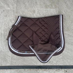 Bunt schabrak och brun huva - Schabrak som är brunt inte använt så många gånger och är för d-ponny storhäst man får även huva till