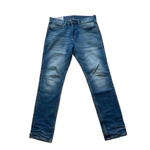 Slim jeans med slitningar - Ett par feta slim jeans med snygg urtvättning från hm. Dom är i storlek 30/32