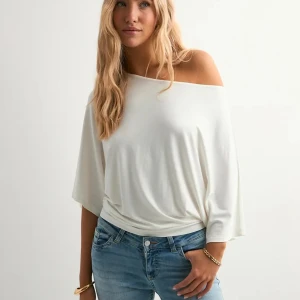 Poncho topp - Helt ny och aldrig använd för den va för stor för mig. Har klippt av lappen men endast testad