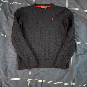 Stickad tröja från Morris  - Tja, säljer en stickad tröja från morris. Den är i mycket bra skick. Den är i medium barn. Passar xxs. Det är bara att höra av sig vid minsta fundering