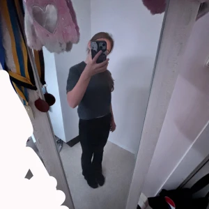 Svarta byxor från XOXO Friends - Säljer ett par svarta byxor från XOXO Friends i storlek 158. Byxorna har en rak och klassisk passform med normal midja. Perfekta för dig som gillar stilrena och enkla plagg. Passar till många olika looks och är riktigt sköna att ha på sig.