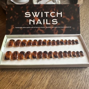 Switch Nails - Toasty Tortie - Säljer ett oanvänt set Switch Nails i modellen Toasty Tortie. Formen är Square Extra Short, alla tillbehör följer med!