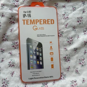 Skärmskydd i tempererat glas iPhone 16 - Skärmskydd i tempererat glas iPhone 16 i oöppnad förpackning 