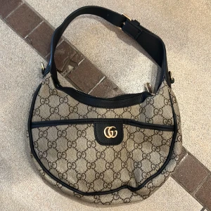 Beige axelväska med pärldetaljer - Snygga väskan 