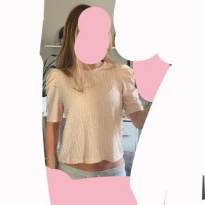 Ljusrosa sommartopp  - En jättefin ljusrosa blus/topp. Blusen har ett diskret hålmönster i tyget och är lätt croppad. Perfekt för dig som gillar romantisk och feminin stil. Färgen är mycket finare i verkligheten, (mer ljusrosa än på bilderna.) den är i nytt skick (har använt en gång men har inte prislapp kvar.