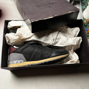 Valentino Garavani (Rockrunners) - Säljer ett par feta rockrunners. Skorna är i bra skick 8,5/10! Sulan är i toppskick och box kommer till, har dock en skada. Kom med frågor vid intresse! Skorna är i stl 41 men är lite större, har själv 42 och de passar men skulle säga att det optimalaste är 41,5.