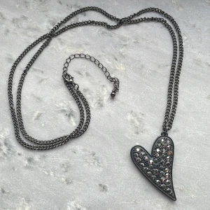 Svart halsband - Svart kedjehalsband med hjärta💕