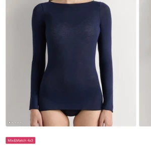 Mörkblå långärmad topp - Säljer min intemismi tröja!! Har haft den två tre gånger. Passar inte reiktit min stil!! Men den är i topp skick💗💗 