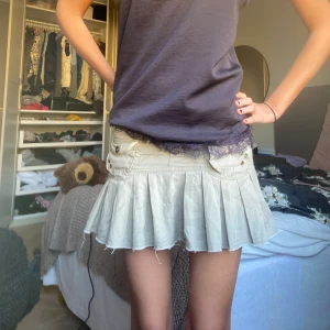 Skitsnygg kjol  - Så så himla snygg lågmidjad jeans Miniskirt i militärgrön med najs detaljer infinna fickor🙌🏿💕💕