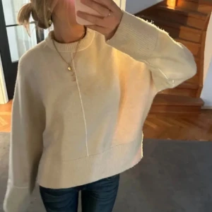 Beige stickad tröja från Zara - Supermysig beige stickad tröja från Zara med oversized passform🫶🏻
