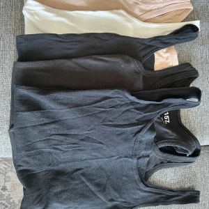 Säljer 5st linnen - Köp alla för 120kr eller 25kr per linne. 5st linnen 1st beige/rosa, 1 vitt och 3st svarta linnen i storlek xs.
