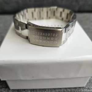 Maison Margiela armband i silver - Riktigt fett margiela armband, utmärkt skick. Skriv om du har fler frågor! Pris är diskuterbart 
