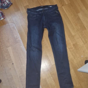 Replay Anbass mörkblå jeans herr - Stryker innan jag fraktar. Säljer ett par snygga Replay Anbass jeans i mörkblå tvätt. Modellen har smal passform, klassiska fem fickor och diskreta Replay-detaljer. Jeansen är tillverkade i stretchig denim för extra komfort och sitter riktigt bra på benen.
