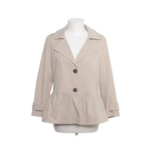 snygg trenchcoat med volang  - säljer denna super söta trenchcoat ifrån only som jag köpte på Sellpy men som inte har kommit till någon användning💞