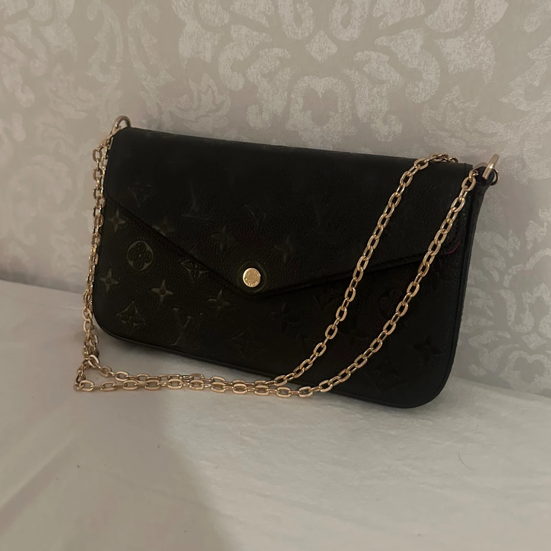 svart axelväska i skinn - 1