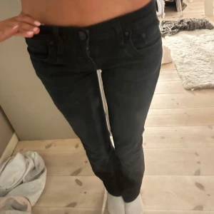 Svarta ltb jeans - Skit snygga! Är på gränsen till förkorta på mig så ser lite skeva ut.. De var lite dåligt ljus men ser ut mer som första och sista bilden. Skriv för mer bilder, exakta mått osv❤️
