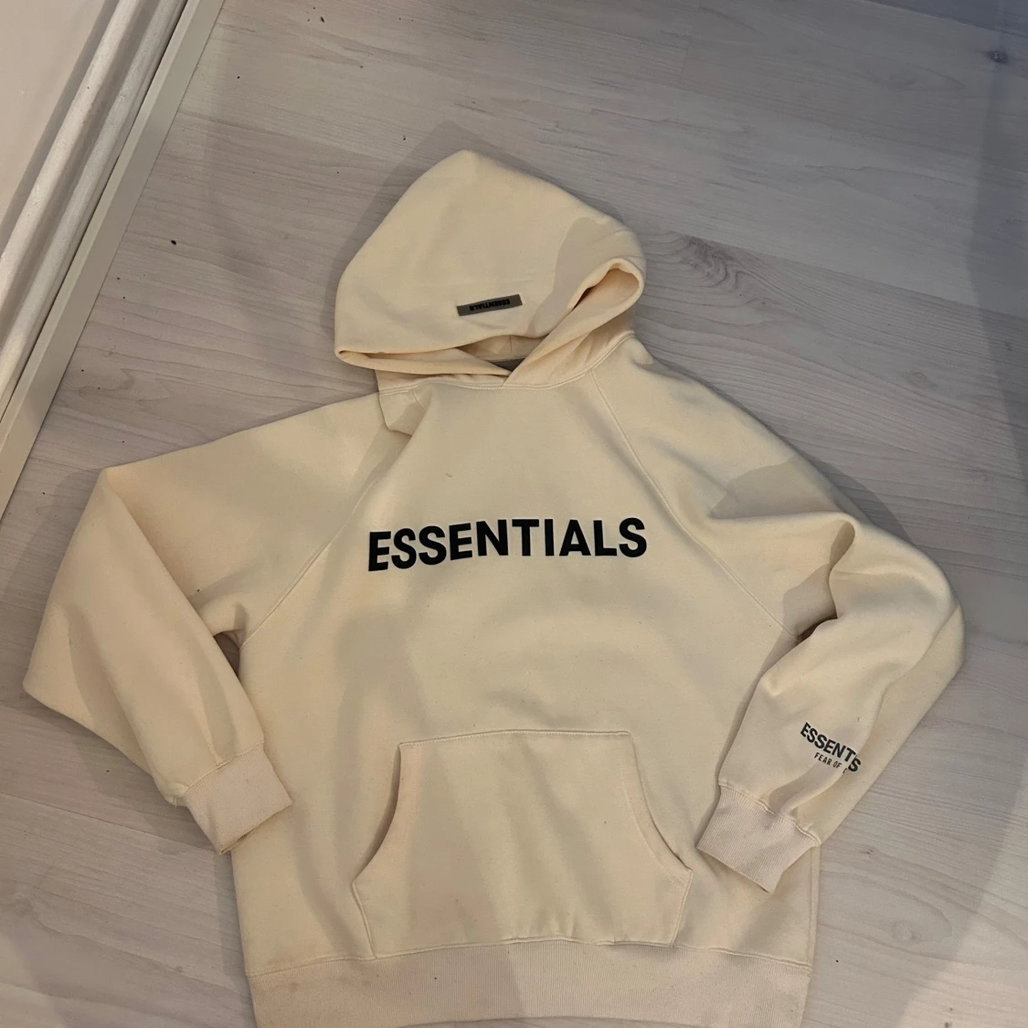 Essentials hoodie i beige med tryck