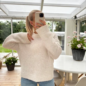 Stickad tröja HM - Superfin vit stickad tröja från HM i storlek XS 🤍 Tröjan passar mig bra som vanligtvis har storlek S/M